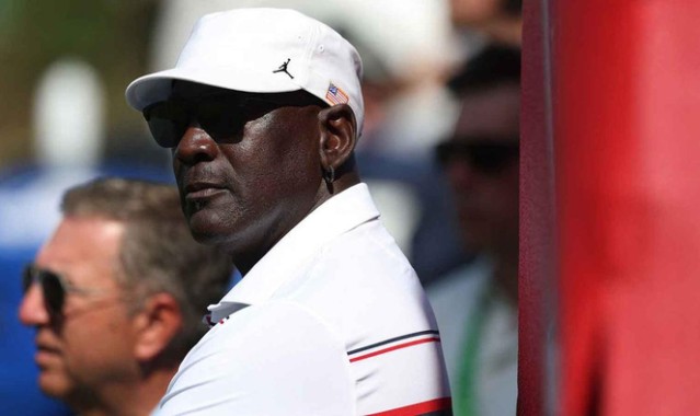 yl23455永利中国有限公司-天价！乔丹首张体育画报封面拍出22.9万美元，创杂志收藏纪录|迈克尔|迈克尔·乔丹|nba|评级|大学_新浪新闻